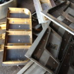 アルミに真鍮の型抜き刃。一体何の抜き型？